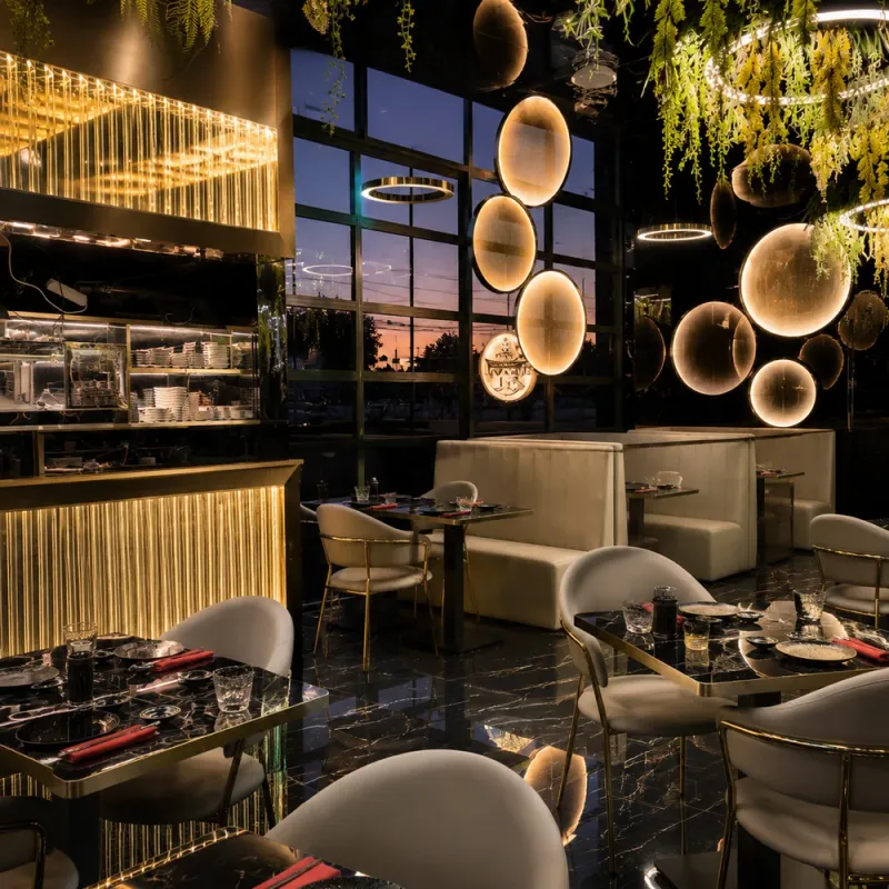 Le comptoir et la cuisine ouverte